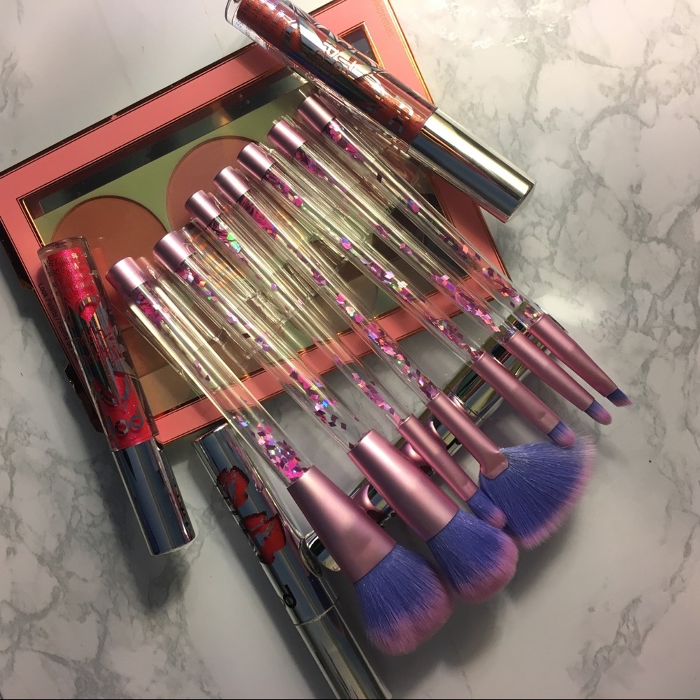Very beautiful and cute makeup brushes 💕